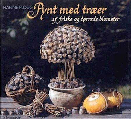 Pynt med træer af friske og tørrede blomster