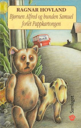 Bjørnen Alfred og hunden Samuel forlèt pappkartongen