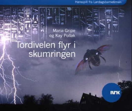 Tordyveln flyger i skymningen
