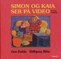 Simon og Kaia ser på video