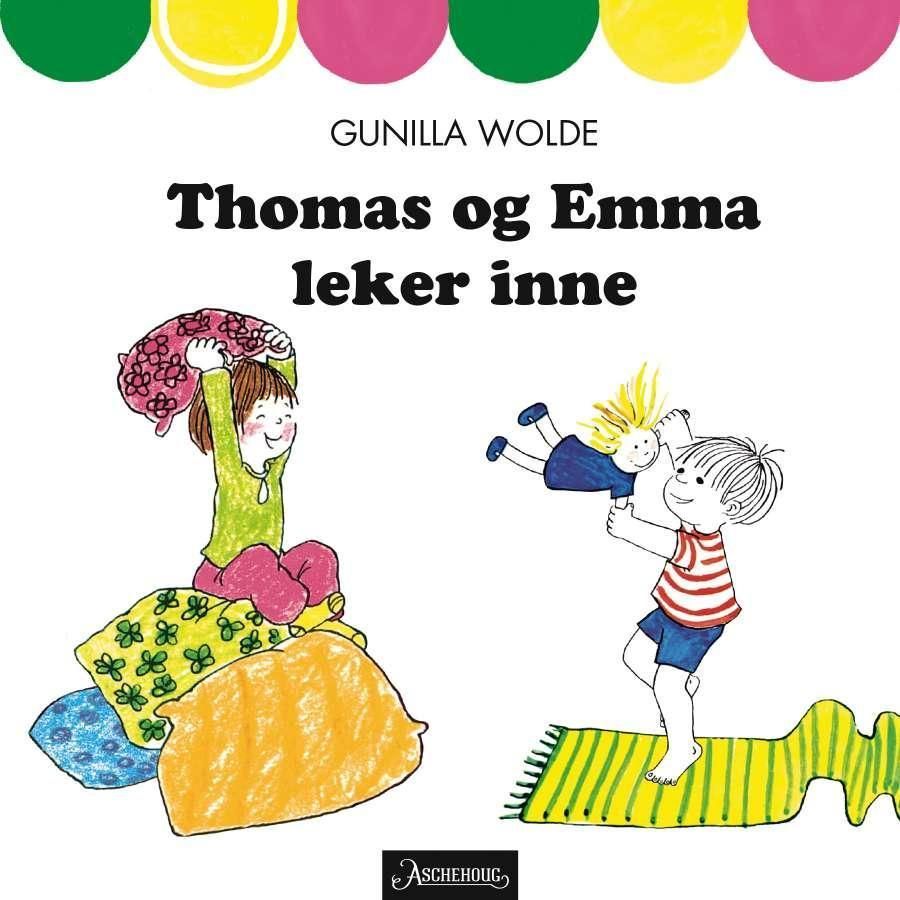 Totte och Emma leker inne