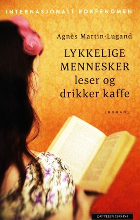 Les gens heureux lisent et boivent du café