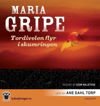 Tordyveln flyger i skymningen