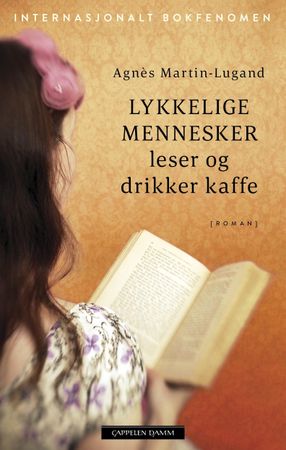 Les gens heureux lisent et boivent du café